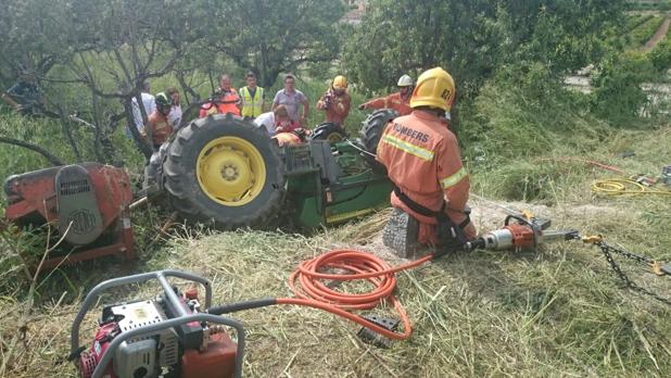 Efectivos de Bomberos en el lugar del accidente