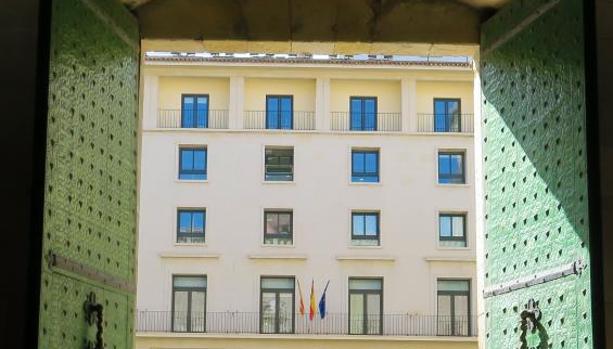 Fachada de la Audiencia de Alicante, vista desde el edificio del Ayuntamiento