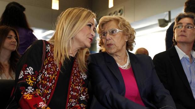 Carmena junto a Cifuentes, esta mañana en la entrega de medallas de Madrid