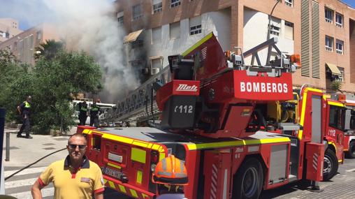 Los Bomberos trabajando en la extinción de las llamas