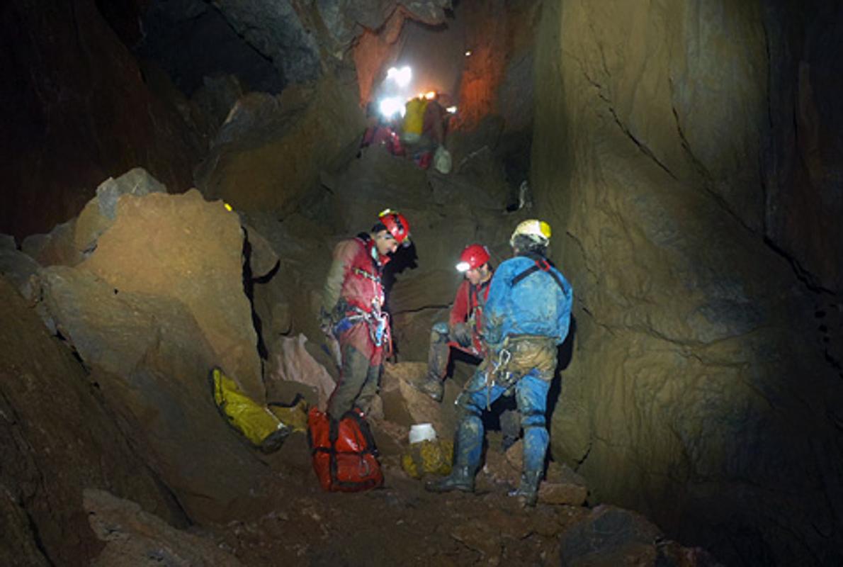 La UME en una operación de espeleología en la Península