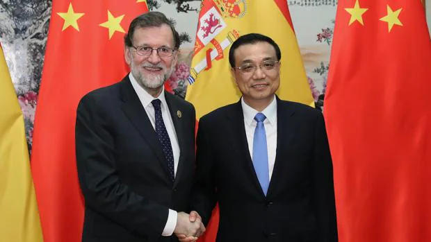 Mariano Rajoy saluda al primer ministro chino, Li Keqiang