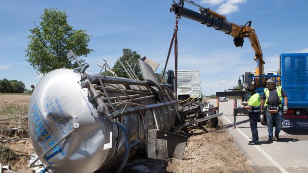 El camión siniestrado en el accidente en Fresno de Sayago (Zamora)