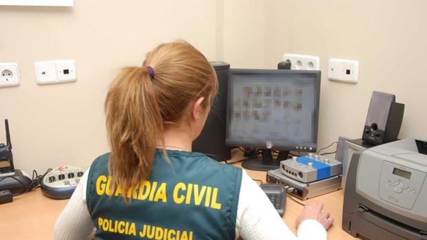 Una agente de la Guardia Civil