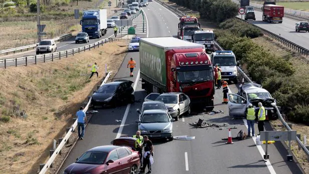 El camión y los vehículos accidentados en la A-62 a la altura de Cabezón de Pisuerga (Valladolid)