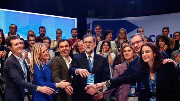 Cifuentes, junto a Rajoy y gran parte de la cúpula del PP, en el último congreso nacional del partido