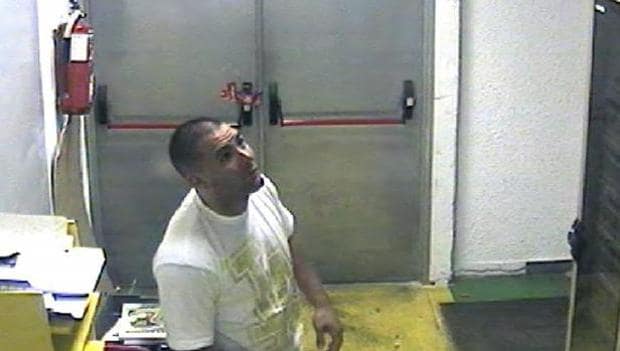 El delincuente, durante una vigilancia en un comercio antes de un robo