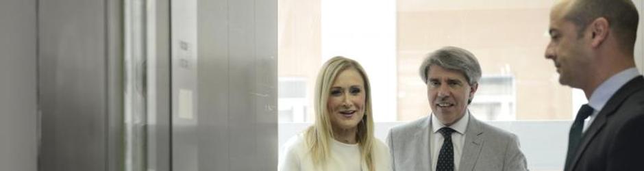 Fotografía de Cristina Cifuentes saliendo de un ascensor