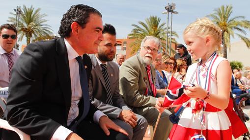 Una niña saluda al alcalde, Vicente Arques, y resto de autoridades