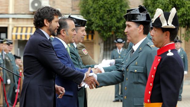 Gregorio saluda a cargos de la Guardia Civil durante el acto celebrado en Toledo