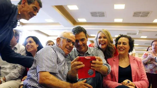 Pedro Sánchez se hace un selfie con militantes socialistas este martes en el Hotel Beatriz de Toledo