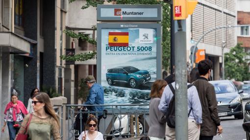 Pegatina con la bandera española en la estación de Muntaner (FGC)