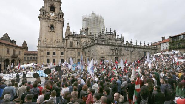 Los manifestantes, congregados ayer en la Praza da Quintana