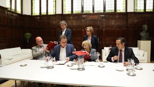 Arriba, Higueras y Causapié (PSOE);sentados, López (UGT), Cedrún(CCOO), Carmena y Lázaro (CEIM)