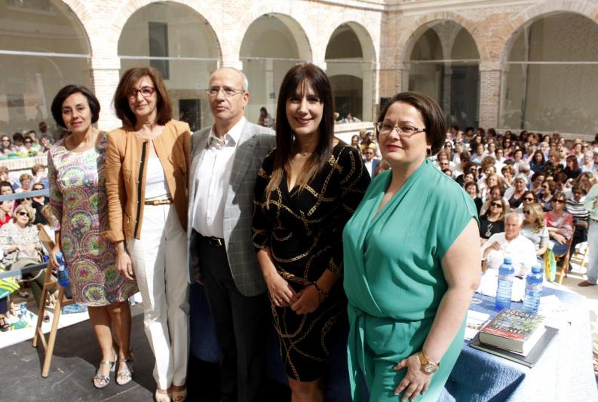 Dolores Redondo, en el claustro del convento de Trinitarios, ante 600 lectoras