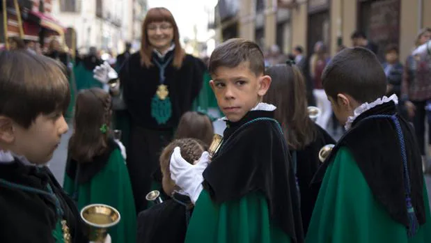 Pequeños cofrades participan en una de las procesiones de Valladolid