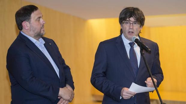 Carles Puigdemont ha comparecido acompañado del vicepresidente catalán, Oriol Junqueras