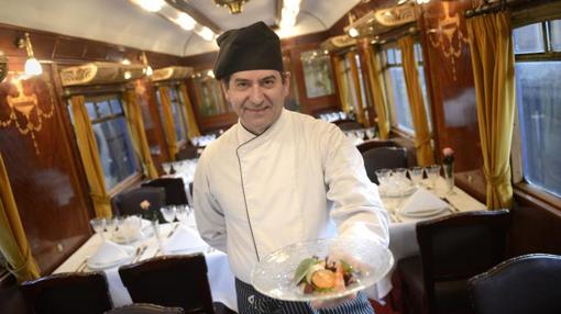 El chef José Carlos González posa en el vagón restaurante de los años 20 del Museo del Ferrocarril