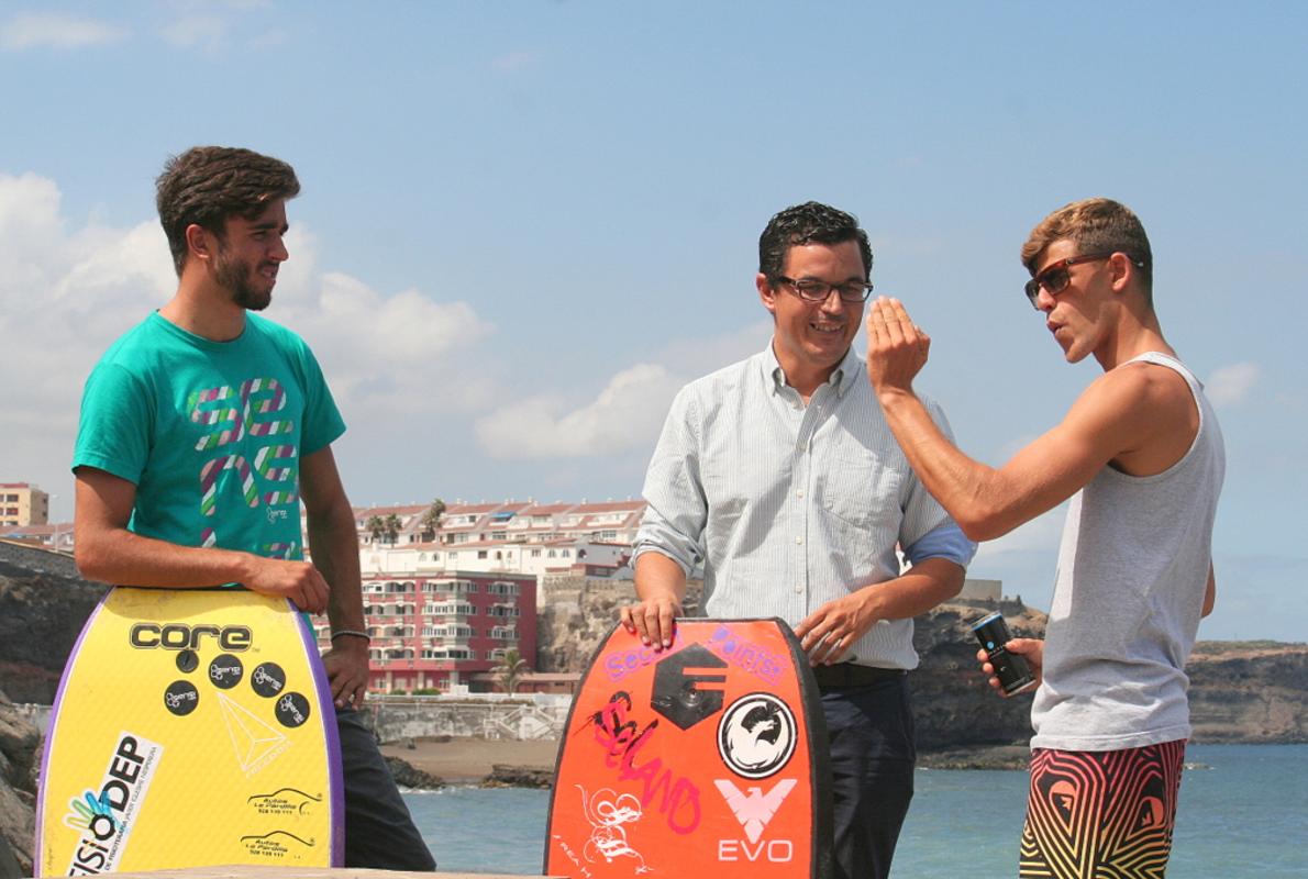 Pablo Rodríguez, líder de CC, entre Guillermo Cobo y Eduardo Rodríguez, campeones europeos de bodysurf