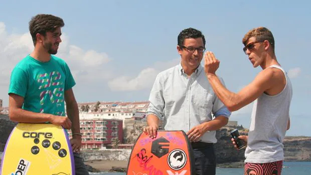 Pablo Rodríguez, líder de CC, entre Guillermo Cobo y Eduardo Rodríguez, campeones europeos de bodysurf