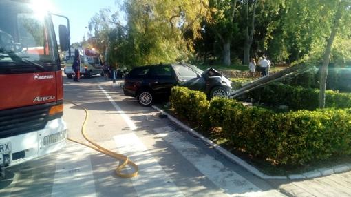 Imagen del coche tras el impacto contra el muro del salón de bodas