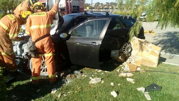 Imagen del coche tras el impacto contra el muro del salón de bodas