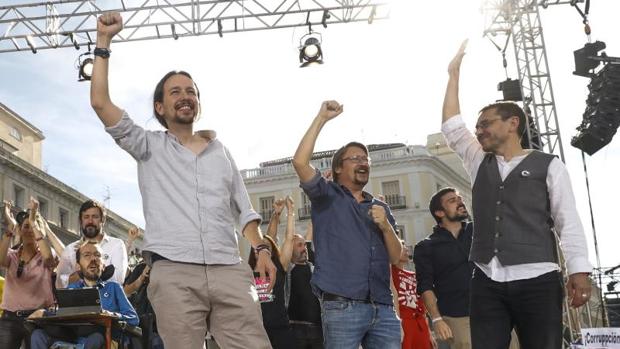 El líder de Podemos Pablo Iglesias junto al secretario de Organización, Pablo Echenique el líder de En Comú, Xavier Domenech, y Juan Carlos Monedero, hoy en Sol