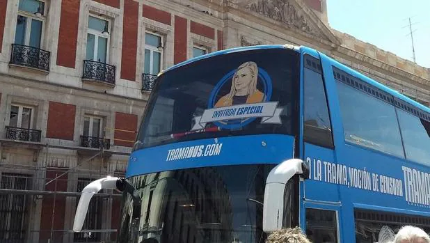 El rostro de Cifuentes en el Tramabús de Podemos