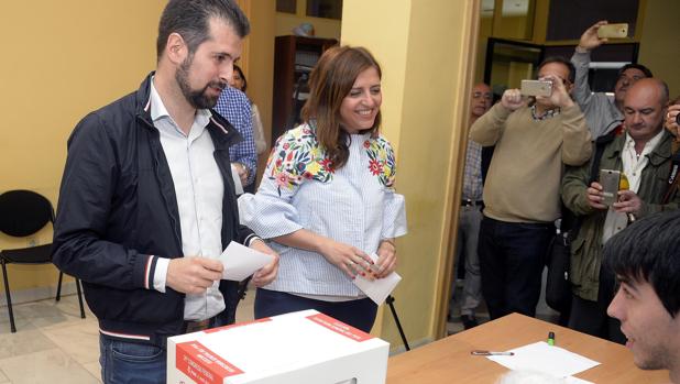 Luis Tudanca votó en las primarias del PSOE,acompañado por la secretaria provincial del PSOE, Esther Peña