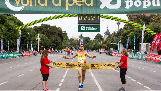 Imagen del ganador de la Volta a Peu València, en su entrada a meta este domingo