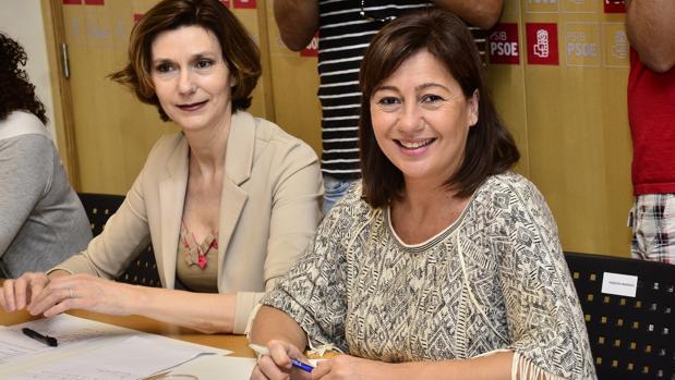 La secretaria de PSIB y presidenta del Gobierno Balear, Francina Armengol (dcha.), y la portavoz adjunta del PSIB, Bel Oliver