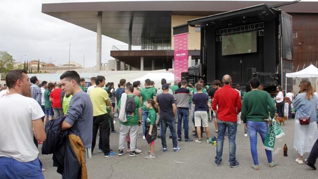 Aficionados del Toledo ven el partido en la pantalla del «Toletum»