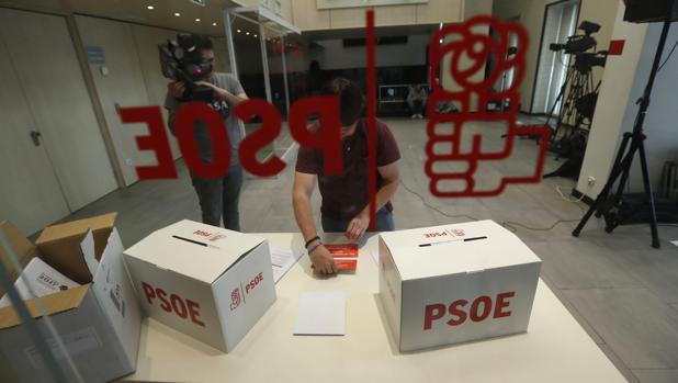 Un operario del PSOE prepara unas urnas en la sede de Ferraz