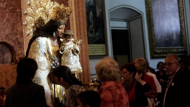 Imagen de archivo de la celebración del besamanos en la Basílica de la Virgen de los Desamparados de Valencia