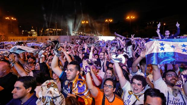 Aficionados del Madrid en Cibeles