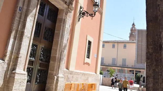 Imagen de la puerta de la Basílica Virgen de los Desamparados de Valencia tras la restauración
