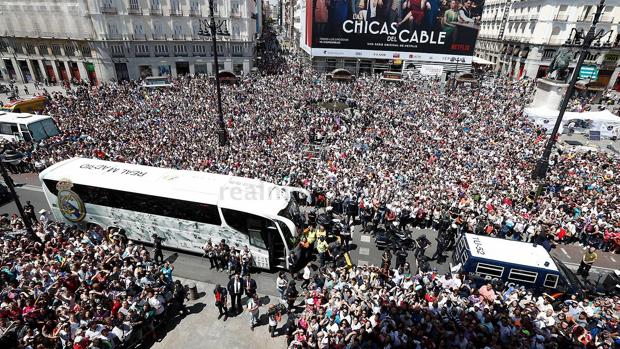 El Real Madrid mete más gente en Sol que la manifestación de Podemos por la moción de censura