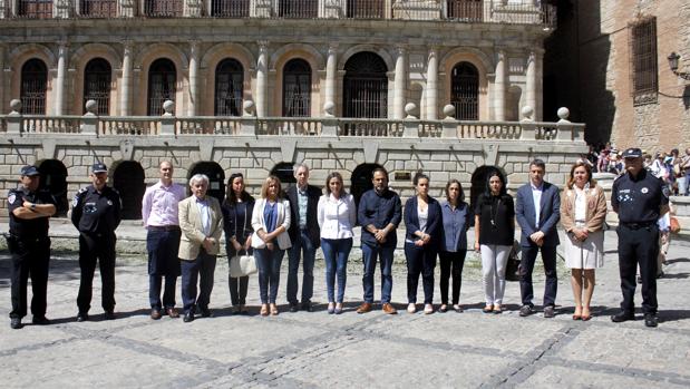 La alcaldesa y miembros de la corporación municipal guardan un minuto de silencio