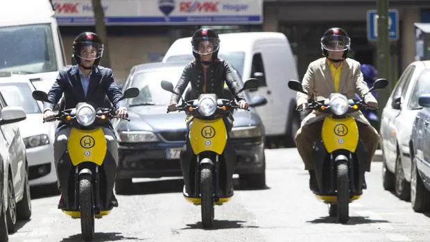 Tres nuevas motos eléctricas de Muving, ayer, por una calle de Madrid