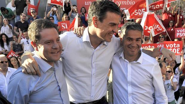 Page con Sánchez y González Ramos, en un mitin celebrado hace un año en Albacete