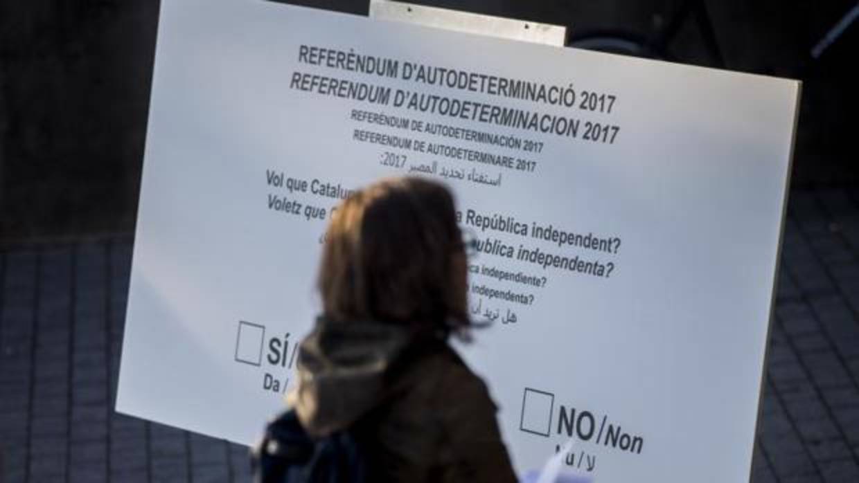 Papeleta de un hipotético referéndum secesionista que reparte la CUP