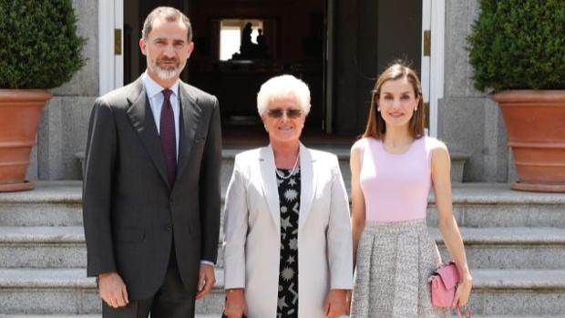 Los Reyes almuerzan con la Princesa Muna de Jordania