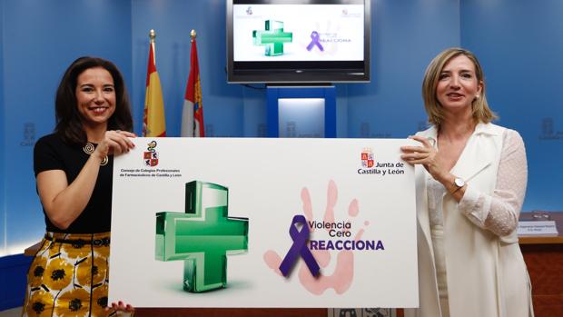 La presidenta de los Colegios de Farmacéuticos y la consejera de Familia, tras la firma del acuerdo