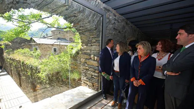 Salgueiro, junto al consejero Juan Carlos Suárez-Quiñones, y la alcaldesa de Ponferrada, Gloria Fernández Merayo, durante la visita a la finalización de las obras del Centro de Recepción de Visitantes e Iniciativas de Montes de Valdueza (Ponferrada)