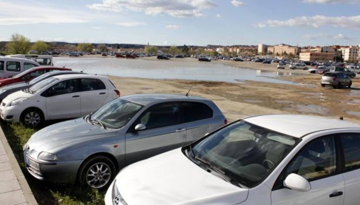 Coches en el parking de Santa Teresa