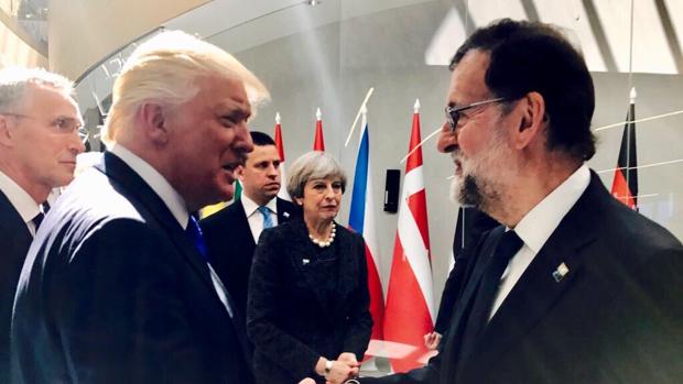 El presidente de Estados Unidos,, Donadl Trump, y Rajoy, se saludan en la nueva sede de la OTAN en Bruselas