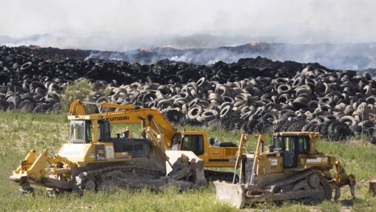 Restos del incendio en el vertedero de neumáticos