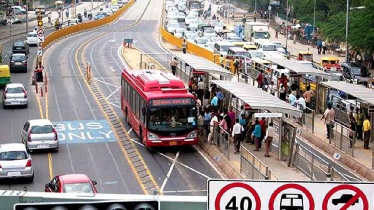 Una Metroguagua en Nueva Delhi, India