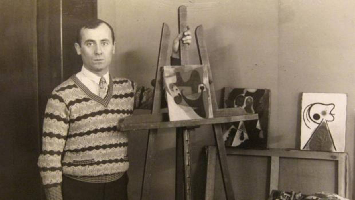 Miró, en su estudio parisino en 1939