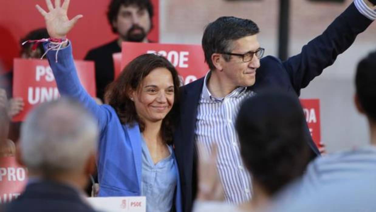 Sara Hernández y Pachi López, en un acto de partido